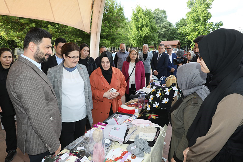 BAKAN YANIK KÂĞITHANELİ ÜRETEN KADINLARLA BİR ARAYA GELDİ