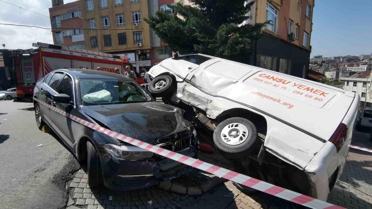 Kağıthane’de Otomobil Minibüse Çarptı: Minibüs Devrildi, Yaşlı Kadın Yaralandı