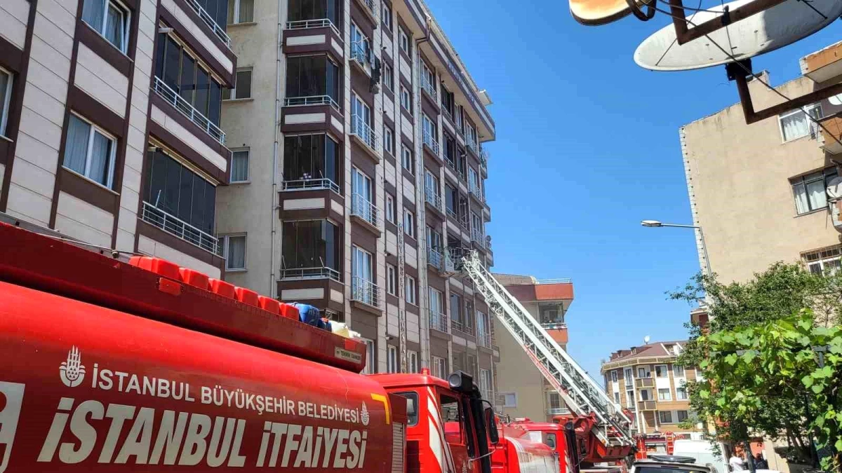 Kağıthane’de  buzdolabı prizinden çıkan yangında yaralananlar oldu