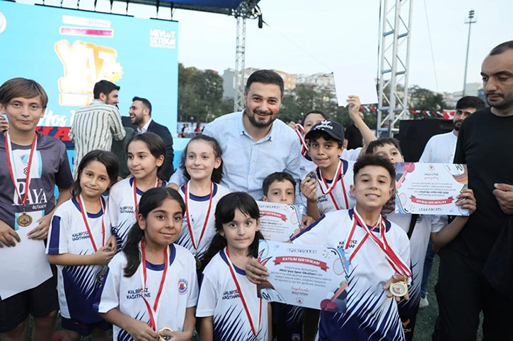 KÂĞITHANE’DE YAZ SPOR OKULLARI KAPANIŞ TÖRENİ GERÇEKLEŞTİ