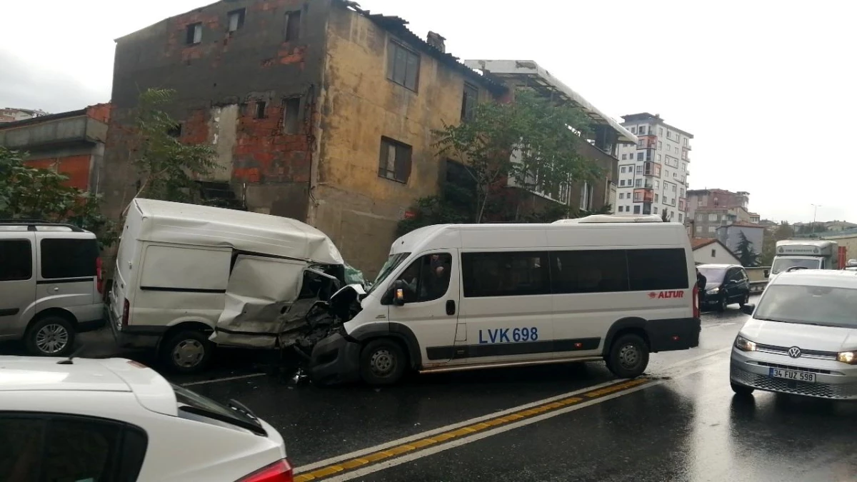 Okmeydanı’nda servis minibüsü ile araç çarpıştı: Yaralılar var