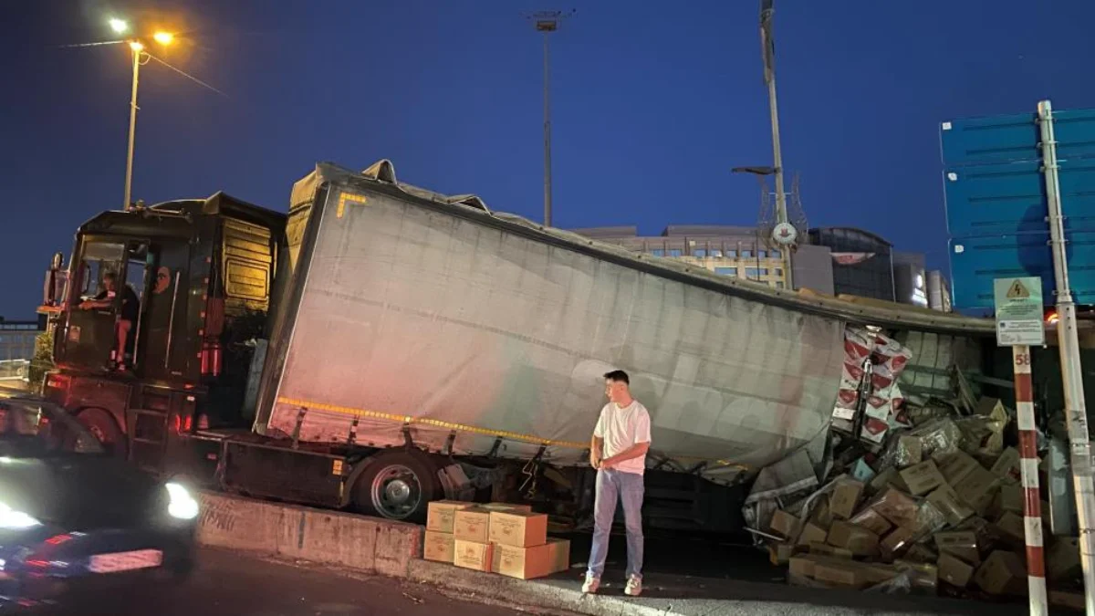 Kağıthane’de devrilen tırdaki tonlarca ürün yola saçıldı