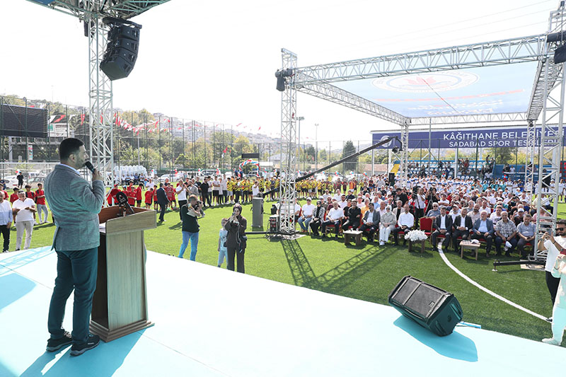 KÂĞITHANE BELEDİYESİ SADABAD SPOR SAHASI’NI YENİLEYEREK HİZMETE AÇTI