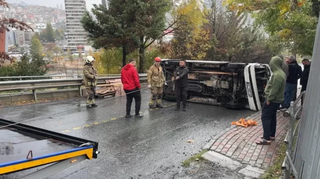  Kağıthane’dekontrolden çıkan panelvan devrildi