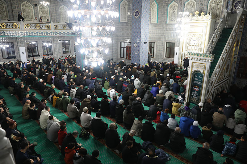 KÂĞITHANE’DE  BİNLERCE GENÇ  HER PAZAR SABAH NAMAZINDA BULUŞUYOR