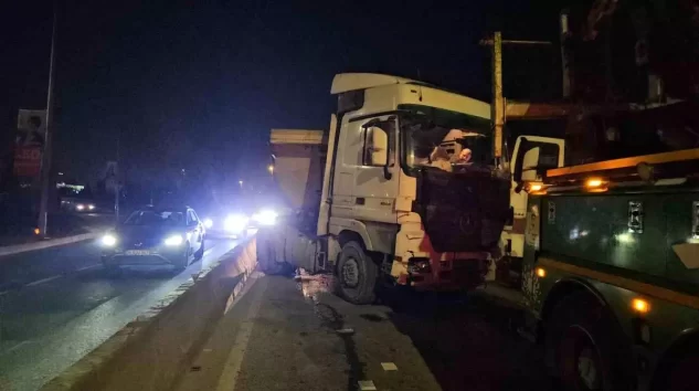 Kağıthane’de Hafriyat Kamyonu Bariyerlere Asıldı