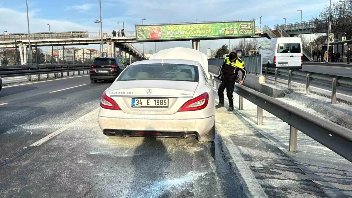 Kağıthane’de Seyir Halindeki Araçta Yangın Çıktı