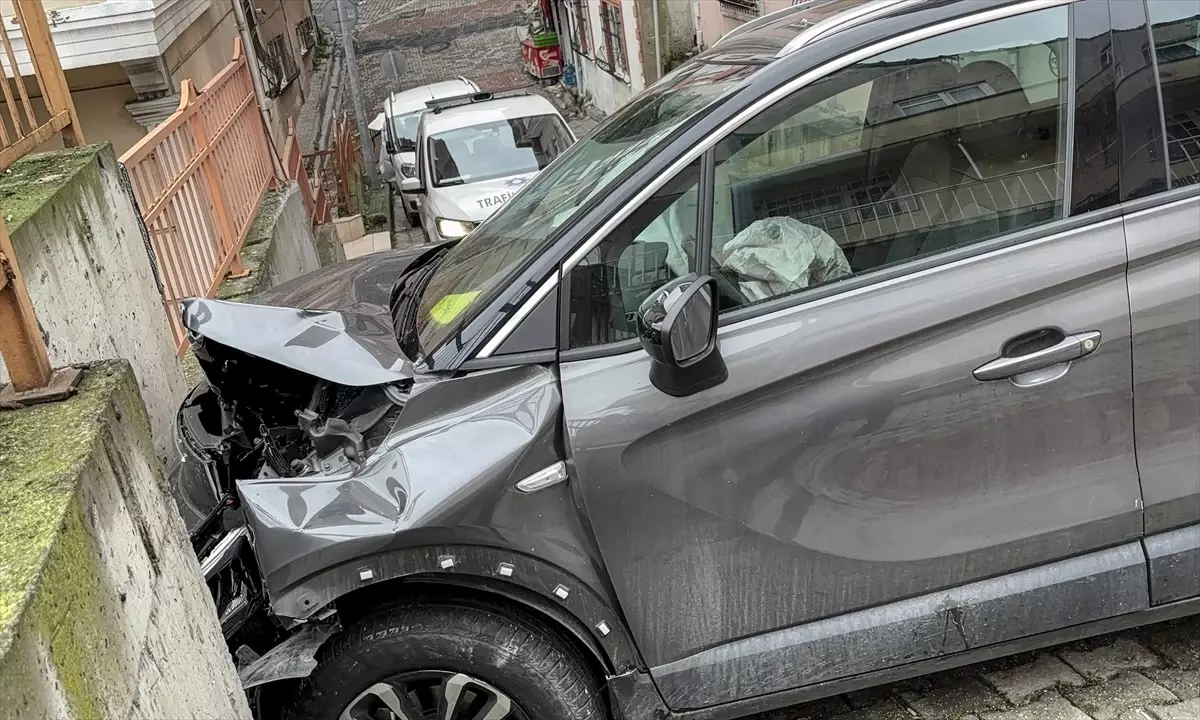 Kağıthane’de Kontrolden Çıkan Araç Duvara Tosladı