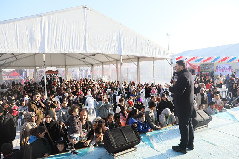 YÜZBİNLERCE ÇOCUK KÂĞITHANE’DE DOYASIYA EĞLENDİ